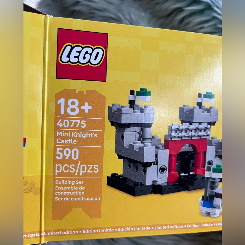 LEGO Mini Knight's Castle Building Set 40775, Limited Edition, 590 Pieces - Picture 2 of 7